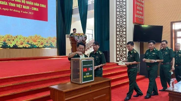 Cán bộ, chiến sĩ Bộ đội Biên phòng tỉnh Gia Lai quyên góp ủng hộ nhân dân Cuba, thể hiện nghĩa tình đoàn kết hai nước.