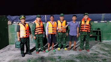 Đồn Biên phòng Tam Quan Nam tiếp nhận ngư dân gặp nạn từ tàu vận tải VTT-169 Xuân Toàn.