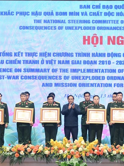Thủ tướng Phạm Minh Chính trao bằng khen cho các tập thể, cá nhân có thành tích xuất sắc trong công tác khắc phục hậu quả bom mìn.