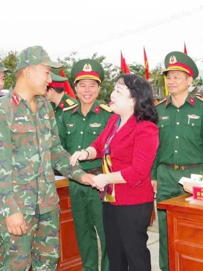 Đồng chí Cao Thị Hoài An, Phó Bí thư Thường trực Tỉnh ủy, Chủ tịch Hội đồng nhân dân tỉnh Đắk Lắk, thăm hỏi, cảm ơn và chào tạm biệt các chiến sĩ tham gia "Chiến dịch Quang Trung".