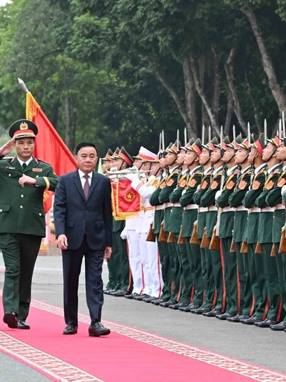 Thường trực Ban Bí thư Trần Cẩm Tú duyệt đội danh dự. (Ảnh: TTXVN)