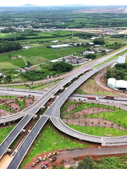 Nút giao đường T1 với Quốc lộ 51 đã cơ bản hoàn thành, bảo đảm thông xe kỹ thuật trước ngày 19/12.