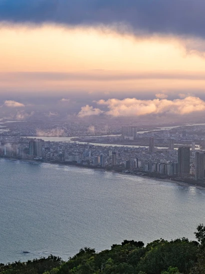 Thành phố Đà Nẵng ẩn hiện dưới "biển" mây hồng rực rỡ trong ánh chiều tà.