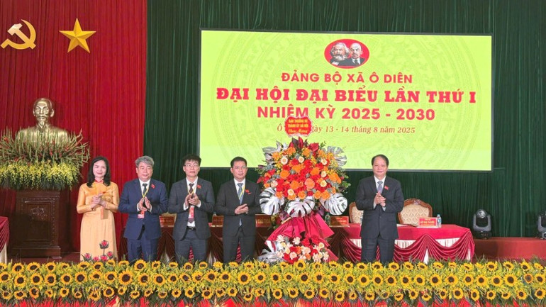 Đồng chí Nguyễn Doãn Toản, Ủy viên Ban Thường vụ Thành ủy Hà Nội, Trưởng Ban Tuyên giáo và Dân vận Thành ủy tặng hoa chúc mừng Đại hội. img-20250814-104955-5217.jpg