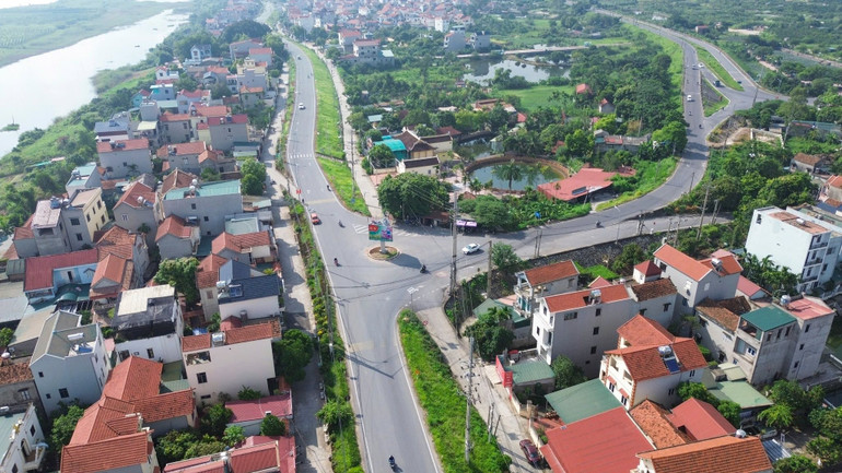 Những con đường liên thôn khang trang tại xã Ô Diên tạo thuận lợi cho giao thương hàng hóa, phát triển kinh tế địa phương. 533064455-1068502618767220-2384542793885577000-n.jpg