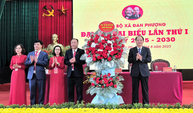 Đồng chí Nguyễn Doãn Toản tặng hoa chúc mừng Ban Chấp hành Đảng bộ xã Đan Phượng nhiệm kỳ 2025-2030. 20250810-083718.jpg