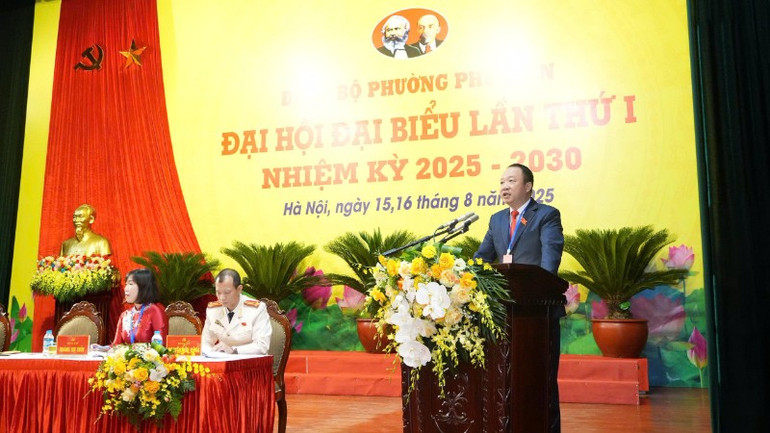Đồng chí Nguyễn Lê Hoàng, Bí thư Đảng ủy phường Phú Diễn phát biểu tại Đại hội. z6912453410314-22c1042bb20836a024981690e2035384-230.jpg