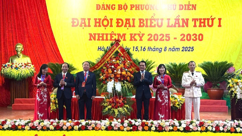 Đồng chí Hoàng Trọng Quyết tặng hoa Ban Chấp hành Đảng bộ phường Phú Diễn nhiệm kỳ 2025-2030. z6912454185551-b1ffac77770e7edd3b5ce54a6d58b6f0-2751-1272.jpg