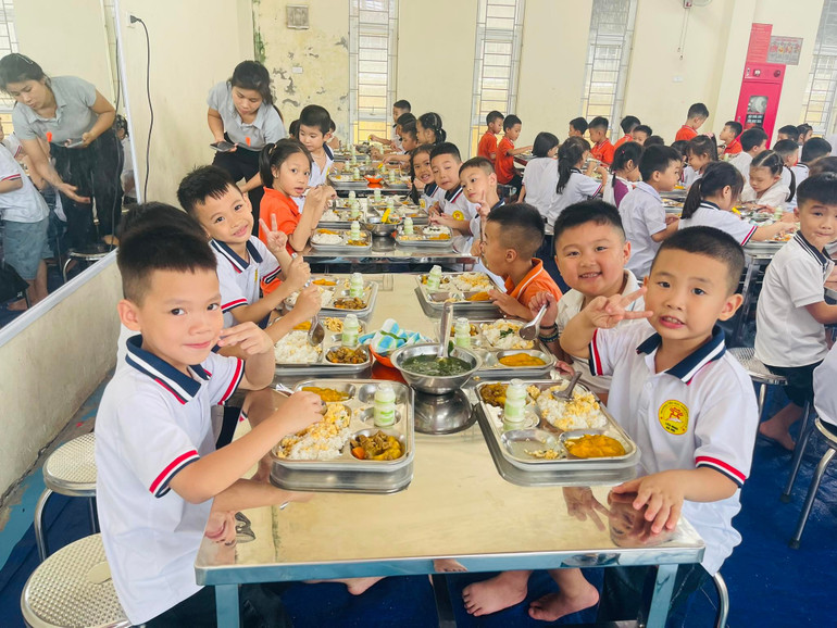 Các em học sinh Trường Tiểu học Phương Đình B, xã Liên Minh trong bữa ăn bán trú. 546461958-1312363007345152-7423624765044433628-n.jpg
