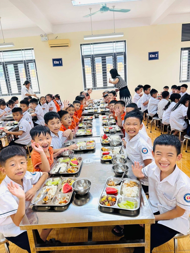 Bữa ăn bán trú tại Trường Tiểu học Liên Hà, xã Ô Diên. 546879137-1277137337773649-3059347868844328414-n.jpg