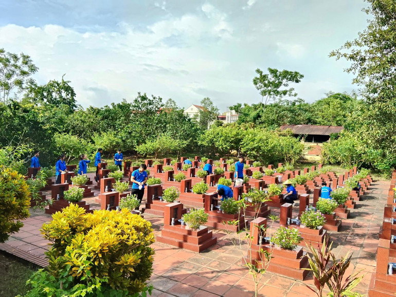 Đoàn viên thanh niên xã Ô Diên dọn cỏ, lau bia mộ tại các Nghĩa trang liệt sĩ trên địa bàn. photo-1753352020329-17533520204591213468565.jpg