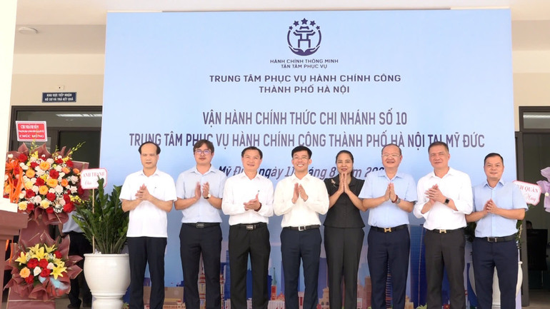 Chi nhánh số 10 Trung tâm Phục vụ hành chính công thành phố Hà Nội chính thức được vận hành từ ngày 11/8. z6896037486158-f86d040f54d6aed2f80d0d9564eff66e.jpg