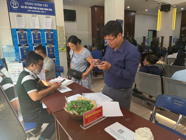 Bánh kẹo và mã wifi được cung cấp miễn phí tại quầy tiếp đón. (Ảnh: DIỆU THƯƠNG) z6862974991561-3eb308227fff82bd1dd776b64b69d902.jpg