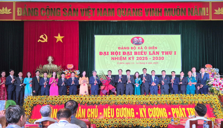 Đồng chí Nguyễn Doãn Toản tặng hoa Ban Chấp hành Đảng bộ xã Ô Diên nhiệm kỳ 2025-2030. 20250814-1004270.jpg