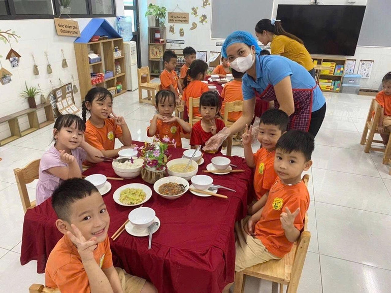 Các em nhỏ tại Trường Mầm non Phương Đình, xã Liên Minh háo hức với bữa ăn bán trú. 547163018-122129081822938467-7711834266886349083-n.jpg