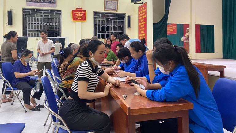 Đoàn Thanh niên xã Hoài Đức hướng dẫn người dân cài đặt ứng dụng VNeID, iHanoi... trên điện thoại thông minh. 481920870-943492441286169-8213765662453304563-n-3516.jpg