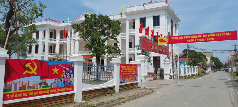 Con đường khang trang, sạch đẹp dẫn vào trụ sở Ủy ban nhân dân xã Phú Nghĩa. z6881858131307-1e7d9c4a66c284983fd7560ea635fc19.jpg