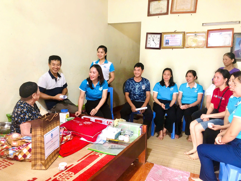 Hội Liên hiệp phụ nữ xã Ô Diên thăm hỏi, tặng quà vợ Liệt sĩ Cao Thị Thêm, Cụm 9, thôn Trúng Đích. photo-1753271709522-17532717097141623214654.png