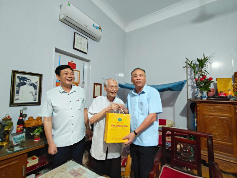 Đồng chí Nguyễn Gia Hiển, Bí thư Đảng ủy xã Đan Phượng thăm, tặng quà lão thành cách mạng thôn Đoài Khê. photo-1753231530962-1753231531627626134561.png