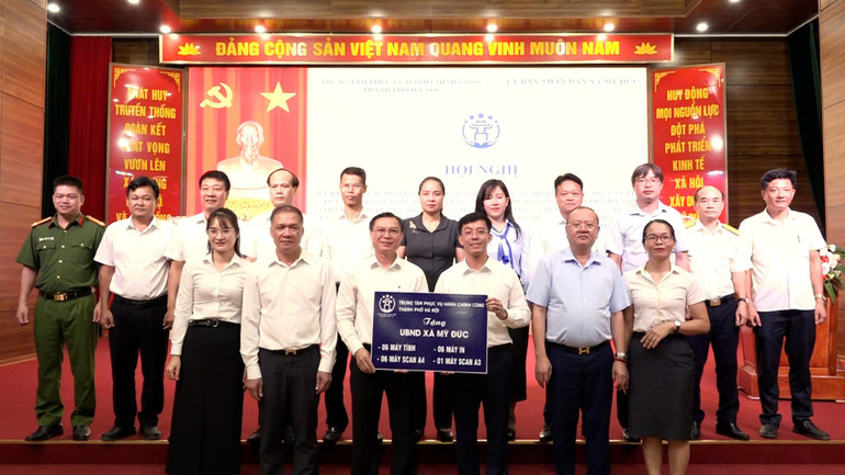 Trung tâm Phục vụ Hành chính công thành phố Hà Nội tặng máy tính cho Ủy ban nhân dân xã Mỹ Đức. z6896037501407-333e3550ad56e873749cb4a809cd8ce8.jpg