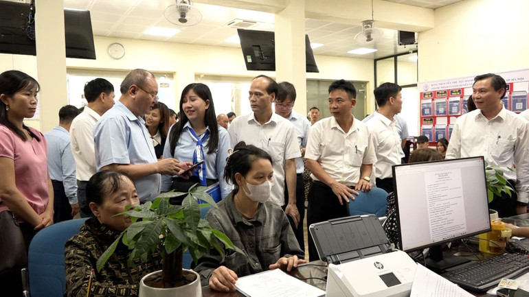 Các đại biểu tham quan trụ sở Chi nhánh số 10 Trung tâm Phục vụ hành chính công thành phố Hà Nội. z6896037501370-19aaf34a9e130cdca0af6199adbdac3f.jpg