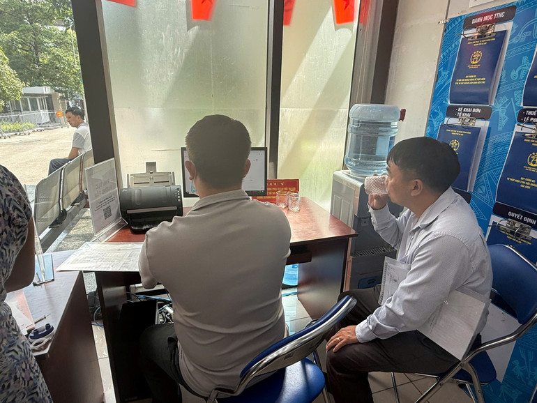 Người dân được phục vụ miễn phí máy scan, máy tính có kết nối internet, nước uống tại Trung tâm Phục vụ hành chính công, chi nhánh số 7. (Ảnh: DIỆU THƯƠNG) z6862975016899-db0f667f9592877bc77d04410b08686c.jpg