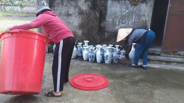 Người dân xã Phú Nghĩa lật úp các vật dụng có chứa nước đọng phòng, tránh loăng quăng, bọ gậy có thể sinh sôi. z6934623958596-e18e27cc33ef6e4b9724f872ca268b38-434.jpg