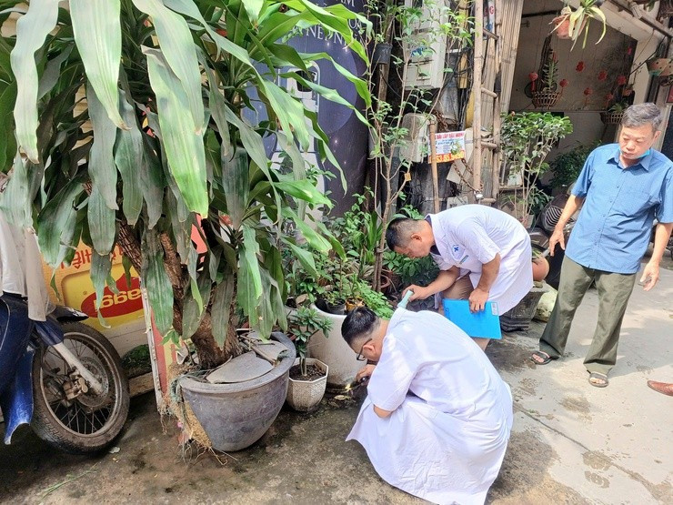 Trạm Y tế phường Xuân Phương kiểm tra những nơi nước đọng có thể chứa loăng quăng, bọ gậy. gen-h-z690660680420385038da5ef1f3bba8e7fe60971c9615f-17554802811832030058932.jpg