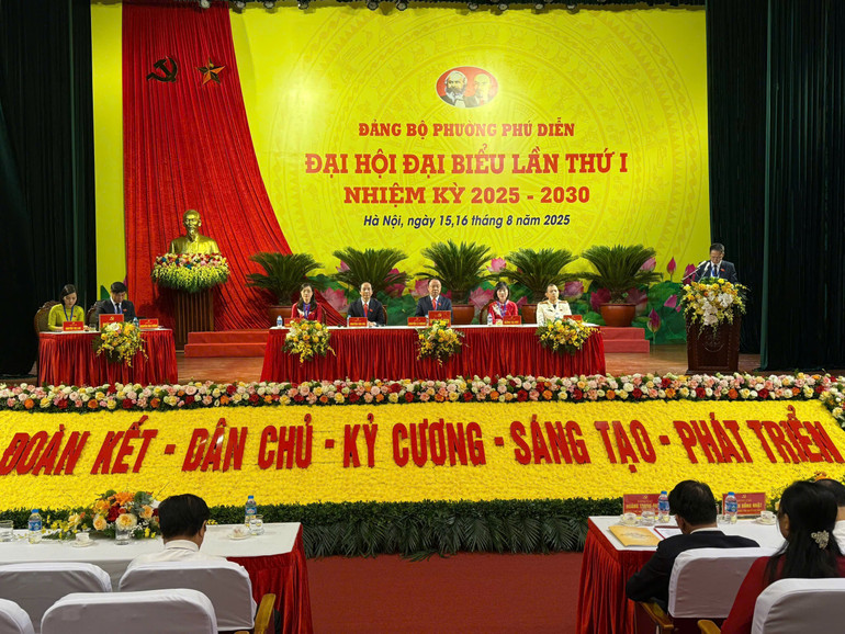 Đoàn Chủ tịch Đại hội. z6912454252609-4267078f6ed808ca344a08c114c7c09a.jpg
