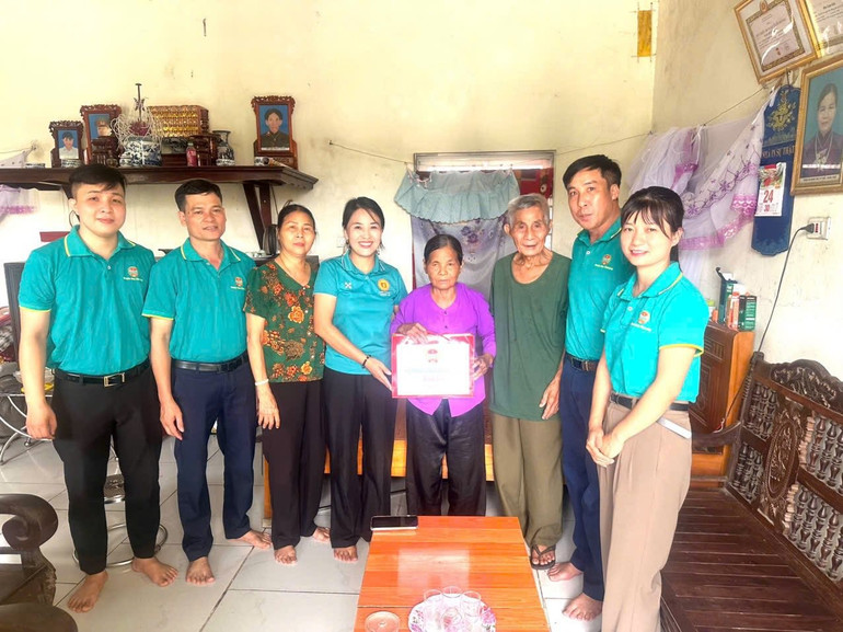Hội Nông dân xã Liên Minh tặng quà gia đình chính sách có hoàn cảnh khó khăn trên địa bàn. 523022740-122111717984937318-178005378838541573-n.jpg