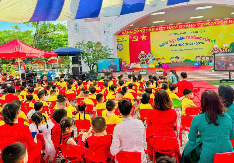 Các em học sinh Trường Mầm non Tân Hội A chăm chú theo dõi Lễ khai giảng trực tuyến toàn quốc năm học 2025-2026. z6979474813645-26d637257d9f64e88724c6107e9cecf7.jpg