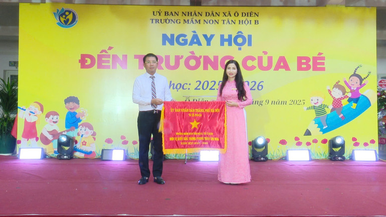 Ông Nguyễn Văn Đức, Bí thư Đảng ủy xã Ô Diên trao Cờ thi đua xuất sắc năm học 2024-2025 của thành phố Hà Nội cho Trường Mầm non Tân Hội B. ong-nguyen-van-duc-bi-thu-dang-uy-chu-tich-hdnd-xa-trao-co-thi-dua-xuat-sac-cua-thanh-pho-cho-dai-dien-lanh-dao-nha-truong.png