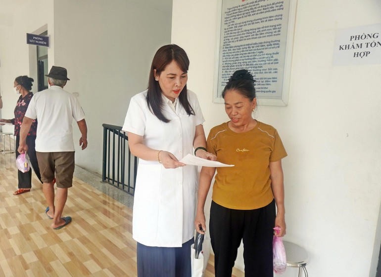 Bác sĩ Nghiêm Thị Hiền đang tư vấn cách sử dụng thuốc cho người dân. (Ảnh: DIỆU THƯƠNG) z7000692023786-965c1ffee5edf0985a63bf7e4045aab2.jpg