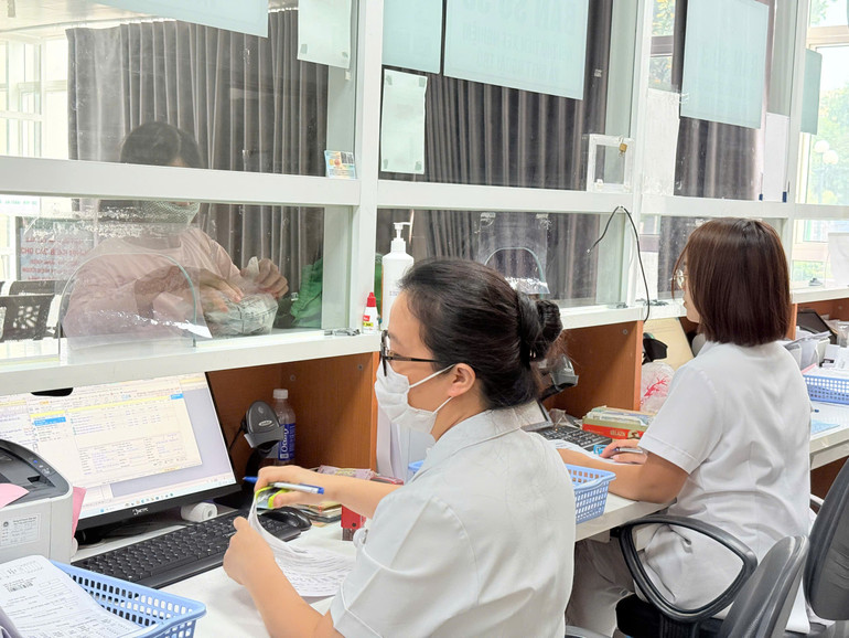 Người dân có thể sử dụng căn cước công dân để khám, chữa bệnh tại các cơ sở y tế. (Ảnh: DIỆU THƯƠNG) z6710978232760-bdb8d44f47df0b67139db98fcbe6c05b.jpg