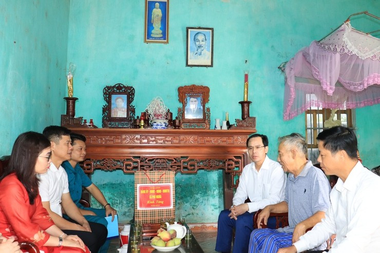 Lãnh đạo xã tổ chức thăm hỏi, tặng quà các gia đình chính sách nhân kỷ niệm 78 năm Ngày Thương binh-Liệt sĩ. img1231-17538609052861130036276.jpg