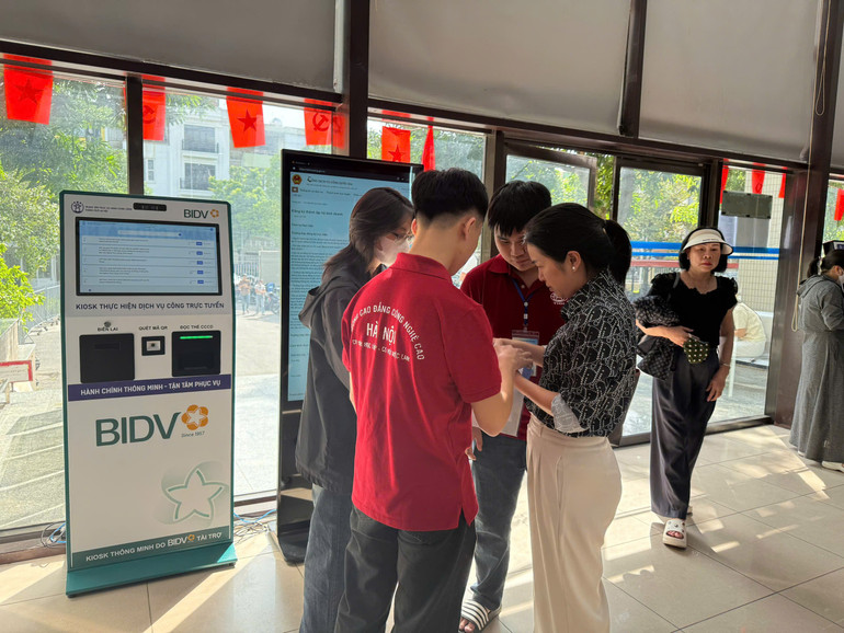 Tình nguyện viên tại Trường Cao đẳng công nghệ cao Hà Nội hỗ trợ người dân đăng ký số thứ tự trực tuyến. (Ảnh: DIỆU THƯƠNG) z6862974977156-4f6c730462e422a88ccb198850a63781.jpg