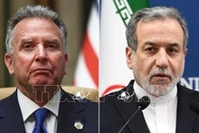 Phái đoàn đàm phán Iran do Ngoại trưởng Abbas Araqchi (phải) dẫn đầu và phái đoàn Mỹ do Đặc phái viên về Trung Đông Steve Witkoff đứng đầu. (Ảnh tư liệu: IRNA/TTXVN)