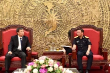Phó Cục trưởng Cục Hải quan Việt Nam Trần Đức Hùng (phải) tiếp xã giao ông Lâm Kiến Điền, Cục trưởng Cục Quản lý doanh nghiệp và Kiểm tra sau thông quan, trưởng đoàn đại biểu hải quan Trung Quốc. (Ảnh: Hải quan Việt Nam)