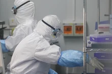 Các nhân viên y tế tiến hành xét nghiệm tại một phòng thí nghiệm phát hiện virus ở Vũ Hán, tỉnh Hồ Bắc, Trung Quốc, ngày 22/2/2020. (Ảnh minh họa: Xinhua)