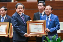 Chủ tịch Quốc hội Trần Thanh Mẫn trao Bằng khen của Ủy ban Thường vụ Quốc hội tặng Trưởng đoàn, Phó Trưởng đoàn chuyên trách Đoàn đại biểu Quốc hội các tỉnh, thành phố trực thuộc Trung ương đã có thành tích xuất sắc. (Ảnh: DUY LINH)