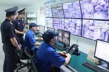 Công chức Hải quan Hà Nam kiểm tra giám sát kho bãi của doanh nghiệp. (Ảnh minh họa: H.N)