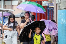 Philippines tạm dừng các lớp học ở một số địa phương do ảnh hưởng của cơn bão nhiệt đới Wipha, thành phố Quezon, ngày 18/7/2025. (Ảnh: Xinhua)