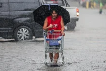 Mưa lớn do ảnh hưởng của bão tại thành phố Quezon, Philippines ngày 19/7. (Ảnh: THX/TTXVN)