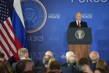 Tổng thống Nga Vladimir Putin trong cuộc họp báo chung sau hội đàm với Tổng thống Mỹ Donald Trump tại Căn cứ Elmendorf-Richardson ở Anchorage, bang Alaska (Mỹ), ngày 15/8/2025. (Ảnh: THX/TTXVN)