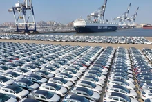 Lô ô-tô xuất khẩu tại cảng Yên Đài ở tỉnh Sơn Đông, Trung Quốc. (Ảnh: Xinhua)