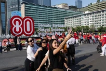 Người dân Indonesia trong lễ kỷ niệm 80 năm Quốc khánh tại Jakarta, Indonesia, ngày 17/8/2025. (Ảnh: Xinhua)