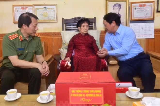 Đại tướng Lương Tam Quang và Bí thư Tỉnh ủy Tuyên Quang Hầu A Lềnh đến thăm Bà Mẹ Việt Nam Anh Hùng Nguyễn Thị Nhớn, phường An Tường, tỉnh Tuyên Quang.