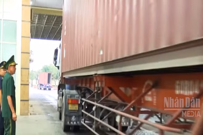 [Video] Xuyên Tết giữ thông suốt cửa ngõ biên cương
