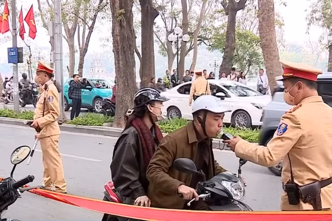 Lực lượng cảnh sát giao thông đồng loạt ra quân trên toàn quốc ngay từ ngày mùng 1 Tết Nguyên đán.