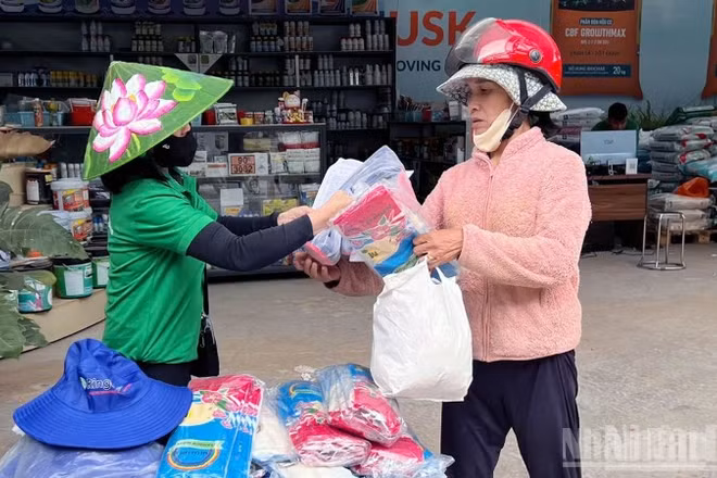 Trao quà tặng người dân trong chương trình đổi bao bì thuốc bảo vệ thực vật sau khi sử dụng lấy quà tặng.
